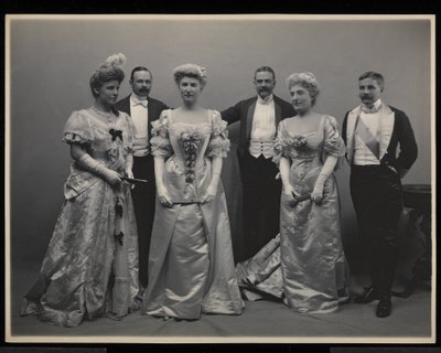 Gruppenporträt von Mrs. Douglas Robinson, Franklin Plumer, Miss Pauline Riggs, Mr. Charles Munn, Mrs. Garrick Riggs und Mr. Frederick Weeks beim James Hazen Hyde Ball, New York, 31. Januar 1905 von Byron Company